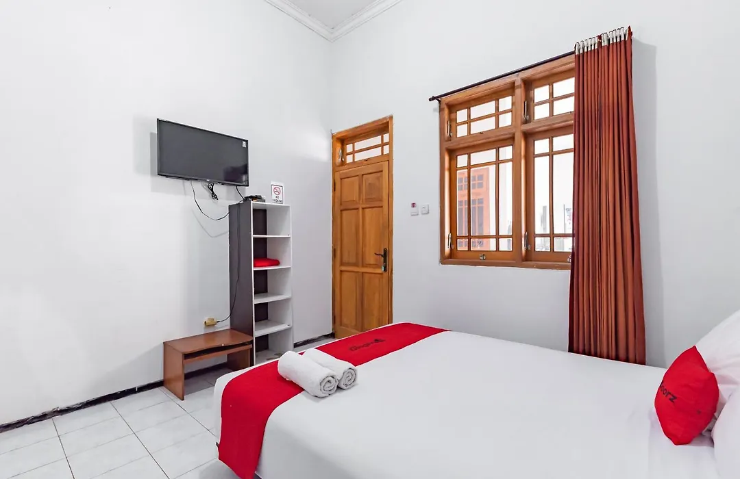 Reddoorz at Ciliwung Guest House Syariah-1